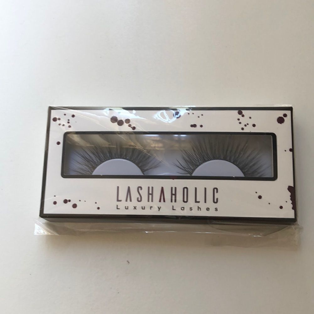 Lashaholic Luxury Lashes in Kiss Me NIB